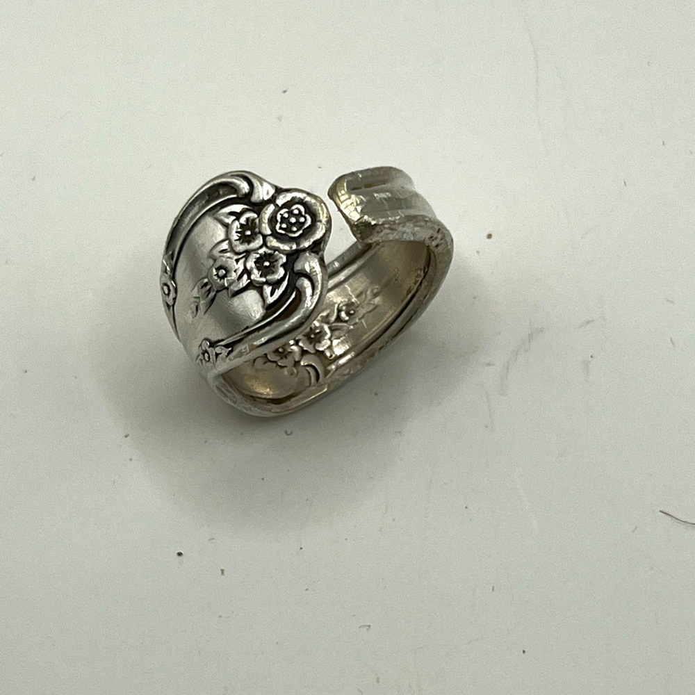 Elegant Silver Floral Ring